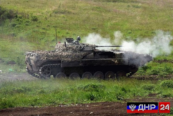 БМП одного з підрозділів 1-го АК 8-ї армії РФ веде обстріл позицій ЗСУ