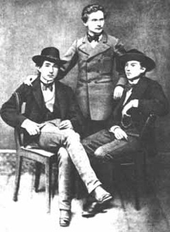 Молодий Франко (в центрі) з товаришами