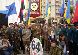 На Майдані Незалежності в Києві. 14 жовтня, 9:00 за київським часом, приготування до святкування 64-річниці створення УПА. 