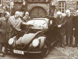 26 травня 1938 року в Німеччині, в 80 км від Ганновера, був закладений перший камінь у фундамент заводу концерну «Volkswarenwerk AG» з виробництва недорогих малолітражних машин. Знаменитий «народний автомобіль» Фольксваген-«жук» був розроблений в 1933-1936 роках видатним німецьким конструктором Фердинандом Порше, але великомасштабне виробництво автомобіля почалося тільки після краху Третього рейха