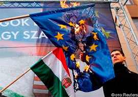 Активісти угорської партії “Йоббік” спалюють прапор ЄС