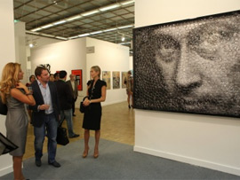 Відвідувачі міжнародного художнього ярмарку «Арт-Москва» оглядають роботу Дейвіда Датуни з серії «Putin Couture» (Москва, вересень 2011 року) Світлина Mironova Gallery / УНІАН