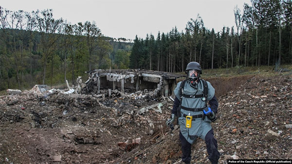 Піротехнік оглядає місце після вибуху в 2014 році. Існує «обґрунтована підозра щодо ролі членів російської військової розвідки… у вибуху», заявив прем’єр-міністр Чехії Андрей Бабіш